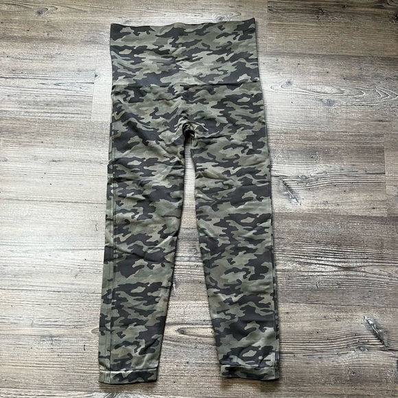 Spanx Look At Me Now Seamless Camo Leggings XL - size up - Athleisure Activewear - Picture 1 of 5